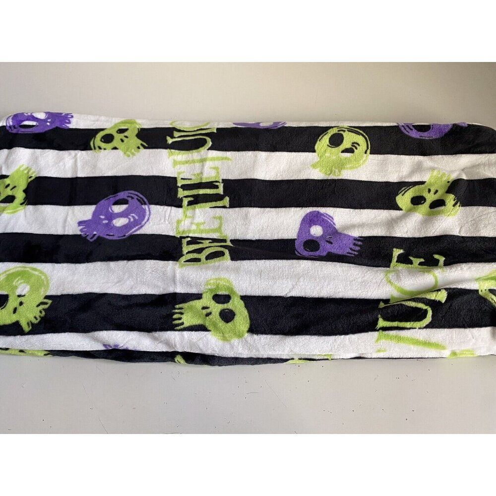 Beetlejuice‎ Skulls Stripes Halloween Cloud Throw Plush Blanket 50”x70” NEW - Picture 8 of 11